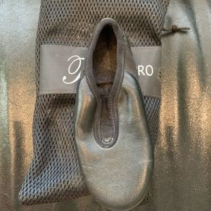 Child jazz shoe. Black. Theatricals. New. Size 12